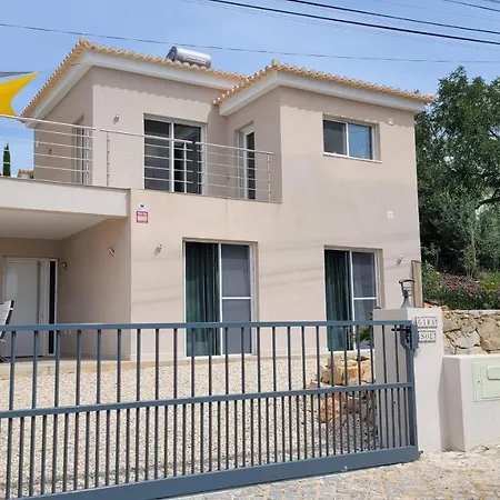 Girassol Met Zwembad Hébergement de vacances *