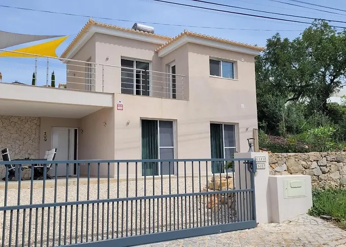 Girassol Met Zwembad Hébergement de vacances *